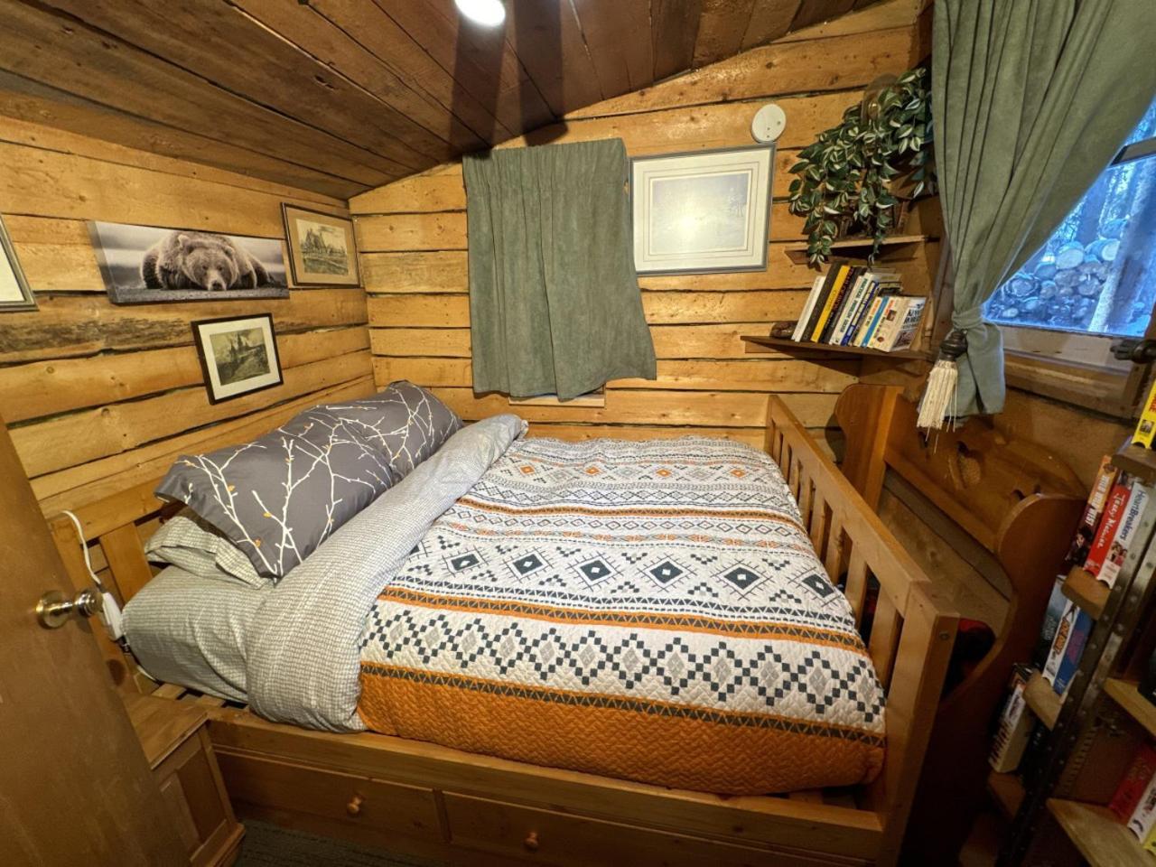 Rustic Cozy Cabin With Hot Tub Bragg Creek Exterior photo