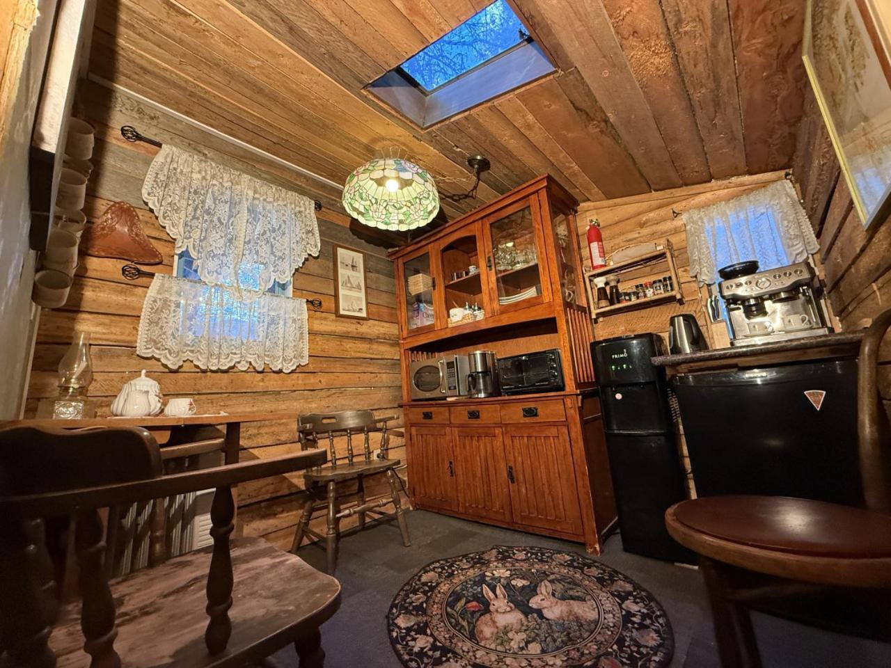 Rustic Cozy Cabin With Hot Tub Bragg Creek Exterior photo