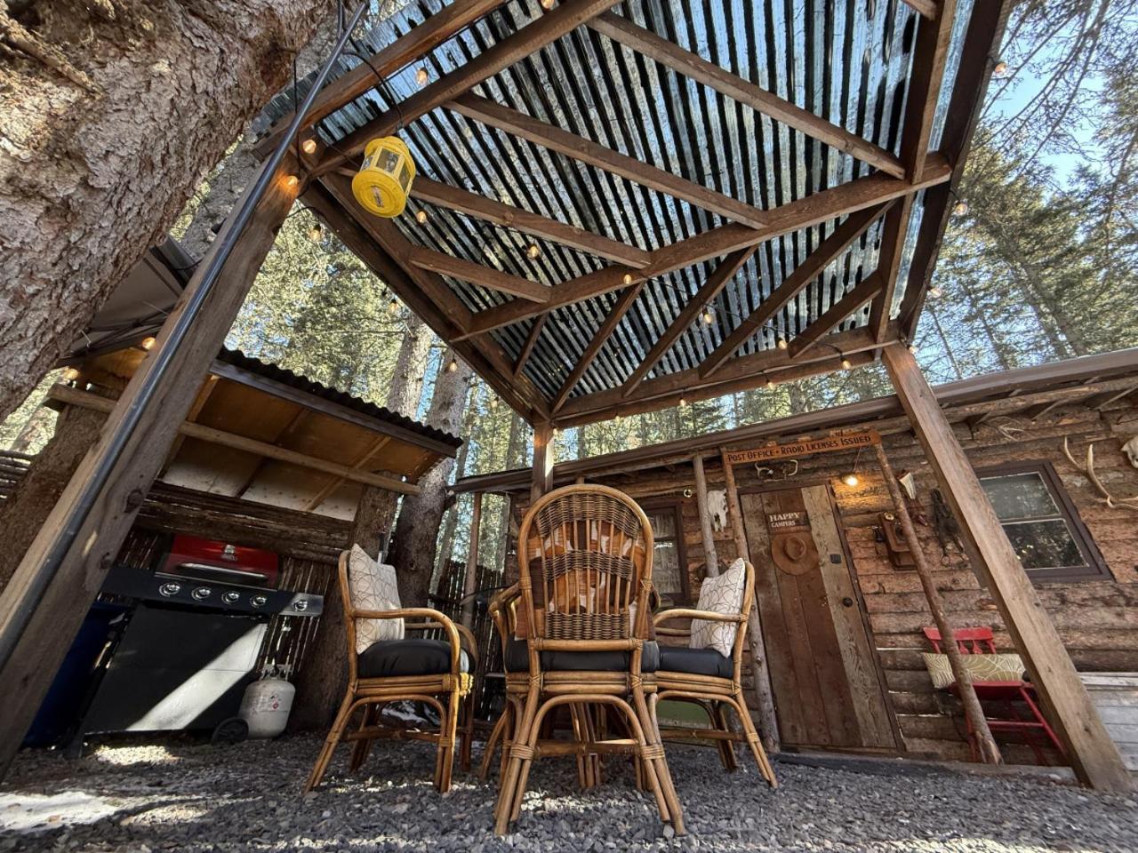 Rustic Cozy Cabin With Hot Tub Bragg Creek Exterior photo